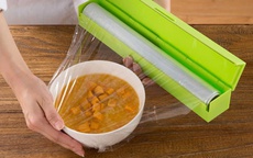 Dùng màng bọc thực phẩm sai cách có thể “đầu độc” chính bữa ăn của bạn