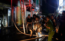 Hà Nội: 5 người mắc kẹt trong vụ cháy nhà cao tầng ở phường Hồng Hà