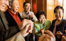 Tưởng ôn kỷ niệm, ai ngờ toàn khoe bản thân: Người phụ nữ dự họp lớp một lần rồi 'cạch mặt'