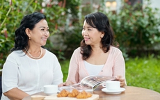 Hai chị em chọn hai cách tiêu tiền: Cuộc sống tuổi trung niên khác nhau 'một trời một vực'