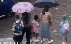 Nhìn cách 3 đứa trẻ qua đường, ai cũng nhận ra 3 quan điểm giáo dục con trái ngược