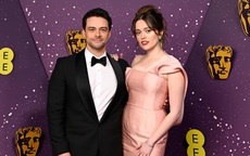 Diễn viên phim Sex Education nhan sắc thăng hạng ở tuổi 32