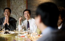 Gặp lại đồng nghiệp cũ, tôi ngỡ ngàng khi biết cái giá phía sau chức giám đốc