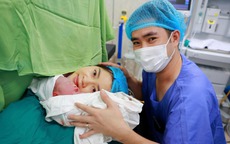 Kỳ tích giành giật sự sống cho cặp song sinh ở Hà Nội chào đời cách nhau 13 tuần, chuyện hiếm trên thế giới