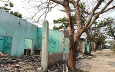 Nghệ An: Xóa sổ dãy ki-ốt từng là 'phố đèn đỏ' ven biển Hòn Câu