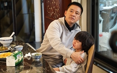 Con út quấy khóc khi ăn, Tuấn Hưng 'bật' chế độ nghiêm khắc