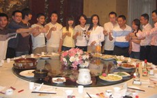 Họp lớp rôm rả, đến khi trả tiền thì 'mỗi người một lý do'