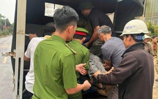 Ngã xe trên quốc lộ 48, người phụ nữ được công an xã chở đi cấp cứu 