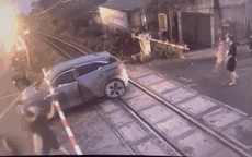 Hà Nội: Thót tim cảnh tàu hỏa tông văng ô tô con 'mắc kẹt' trên đường ray