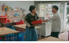 Tận mắt chứng kiến bố đẻ đánh vợ hiện tại chỉ vì tin đồn đi tìm con rơi