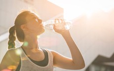 Uống nước tưởng vô hại nhưng sai cách lại 'hại ngược' cơ thể: 4 thói quen nhiều người đang mắc phải