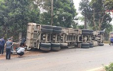 Khởi tố, bắt giam tài xế vụ lật xe đầu kéo khiến 2 phụ nữ tử vong ở Phú Thọ