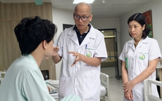 Hy hữu: Nam thanh niên 25 tuổi bị 2 chiếc đũa đâm thẳng vào 2 mắt cùng lúc