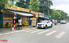 Hà Nội: Bất chấp rào chắn và biển cấm, trật tự đô thị tại phường Cầu Giấy bị 'thách thức' nghiêm trọng