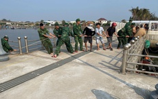 Một tàu cá bị chìm khi đang neo đậu ở cảng du lịch