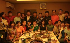 Họp lớp, nhóm bạn khoe giàu lớn tiếng gọi toàn món sang, đến lúc trả tiền thì im lặng