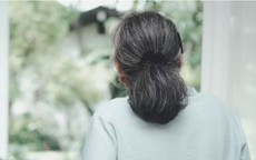 Tuổi già có tiền nhưng không bình yên: Cụ bà bật khóc khi 3 con tranh nhau đón về nuôi