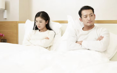 Vợ 'vinh danh' bạn thân giữa khu chung cư vì đã ngoại tình với chồng mình suốt 5 năm