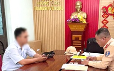 Tài xế bất chấp vượt đường sắt khi có tín hiệu đèn đỏ