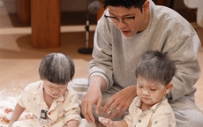 BTV VTV 'cháy kịch bản', gặp sự cố bếp núc khi một mình trông cặp song sinh