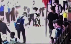 Nam sinh lớp 8 nghi bị kẻ lạ xịt hơi cay trước cổng trường