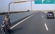 Hai cô gái không đội mũ bảo hiểm phóng xe máy ngược chiều trên làn cao tốc 100 km/giờ
