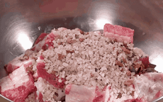 Đừng đem sườn đi xào chua ngọt nữa, thử ngay cách luộc ủ muối này đảm bảo cả nhà vét sạch nồi