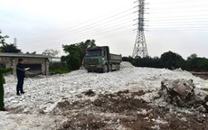 Tự ý chôn, lấp trái phép hàng tấn chất thải xuống ao gia đình, người đàn ông bị đề nghị truy tố