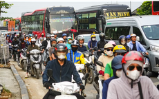 Dòng phương tiện nối dài trở lại Thủ đô sau kỳ nghỉ Giỗ Tổ