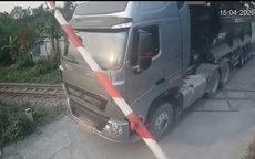 Video tài xế xe đầu kéo băng qua đường sắt khi gác chắn đang hạ