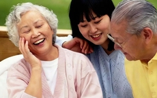 Con cái có hiếu hay không, nhìn vào 3 biểu hiện này sẽ rõ: Đừng để sự vô tâm bào mòn tình thâm