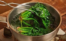 Bị xếp top 'bẩn nhất' suốt 2 năm, nhưng loại rau này lại rất bổ máu: Sai lầm phổ biến khiến nhiều người ăn mà không nhận được lợi ích