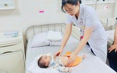 Bé gái 2 tháng tuổi nhập viện vì u nang buồng trứng hơn 10 cm, chiếm gần nửa ổ bụng