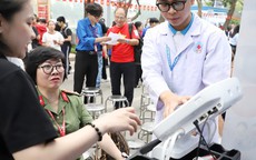 Ngày Sức khỏe toàn dân 7/4: Người dân hào hứng khám, trải nghiệm tại các gian hàng y tế