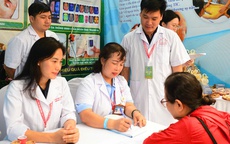 Đông đảo người dân được khám, tư vấn sức khỏe miễn phí tại Lễ mít tinh phát động Ngày Sức khỏe toàn dân