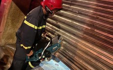 Cắt cửa cuốn, cứu người mắc kẹt trong căn nhà 6 tầng cháy dữ dội