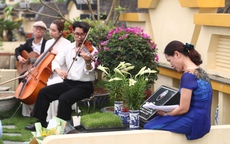 Tết Thanh minh: Nhiều gia đình mang âm nhạc lên mộ phần tưởng nhớ người đã khuất
