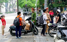 Cận cảnh CSGT Hà Nội kiểm tra, xử lý phụ huynh dừng, đỗ xe tuỳ tiện khi đưa đón con tới trường