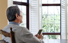 Chọn viện dưỡng lão để nhẹ gánh cho con, 1 năm sau cụ ông rơi nước mắt hối hận