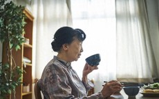 10 năm làm giúp việc cho bà cụ giàu có, tôi nhận được món quà ấm lòng sau ngày bà ra đi