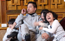 Con trai, con gái nhà Tuấn Hưng vui đùa cùng bố trên chương trình truyền hình thực tế