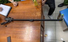 Hà Nội: Mâu thuẫn trên bàn nhậu, đối tượng dùng súng bắn bi sắt bắn bạn nhập viện