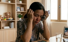 Bao nhiêu tiền cũng hết sau những trận "đá gà" của chồng
