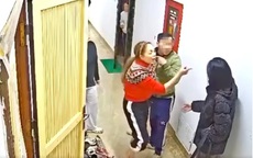 Người phụ nữ túm tóc hàng xóm đánh tới tấp vì cho rằng nạn nhân xúc phạm con trai mình