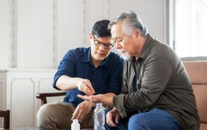Cụ ông qua đời để lại 5 căn nhà cho người chăm sóc mình, họ hàng lập tức xuất hiện đòi thừa kế