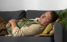 Tuổi già giữ tiền quá chặt, tôi càng đẩy con cháu ra xa mà không hề hay biết