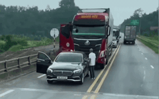 Tài xế xe Mercedes dừng giữa cao tốc Nội Bài - Lào Cai để 'phân bua' với xe chạy sau
