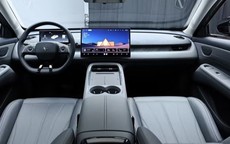 Sedan điện giá 210 triệu đồng đẹp long lanh, đi 660 km/lần sạc, đổi pin nhanh như xe máy điện, có LiDAR, rẻ hơn Kia Morning, chỉ như Honda SH đúng gu chị em thích