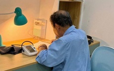Ông 78 tuổi đặt máy đo huyết áp bên cạnh, kiên trì kèm cháu ôn thi vào lớp 10