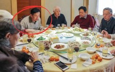Người đàn ông bị bạn học cười nhạo nhặt đồ ăn thừa trong buổi họp lớp, cái kết khiến ai cũng xấu hổ